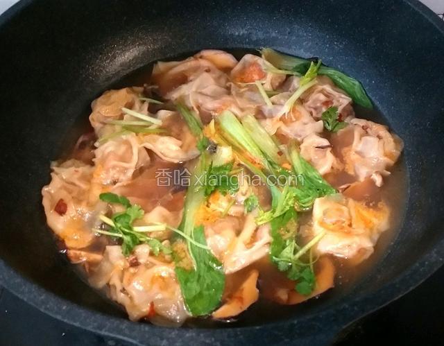 烧开后关火，放香油，香菜。