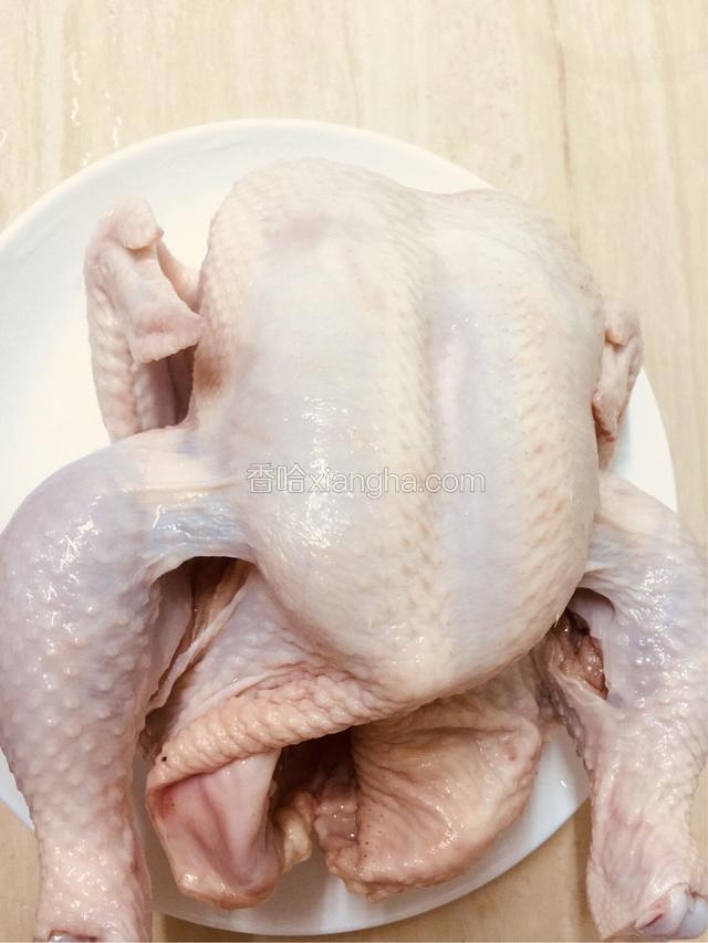 老母鸡处理好，洗干净，大腿剪开备用