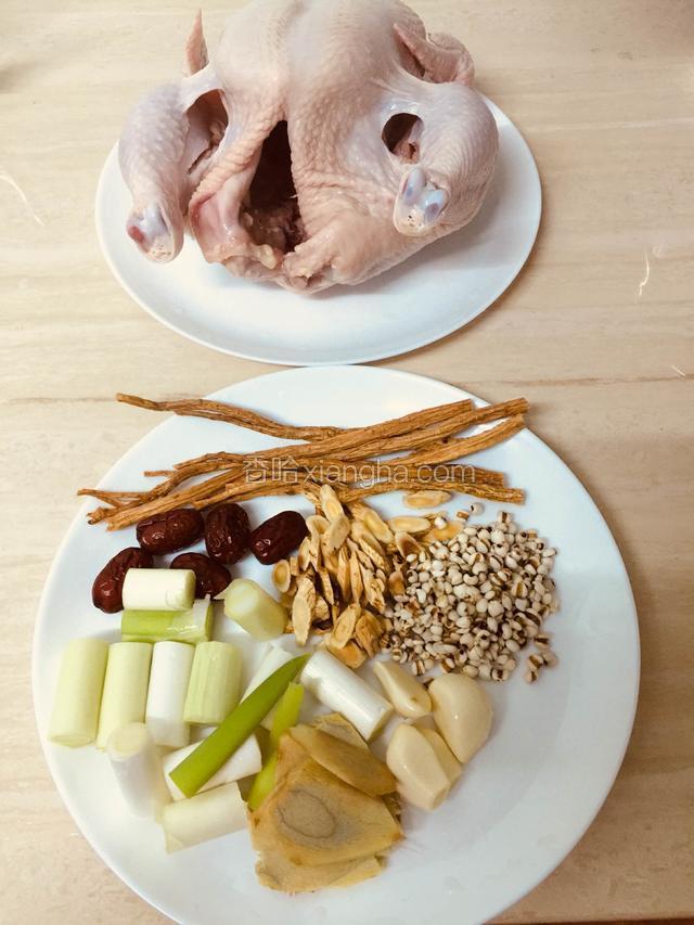 准备所有材料，人参，黄芪，红枣洗干净，大葱切段，生姜切片，大蒜洗干净备用