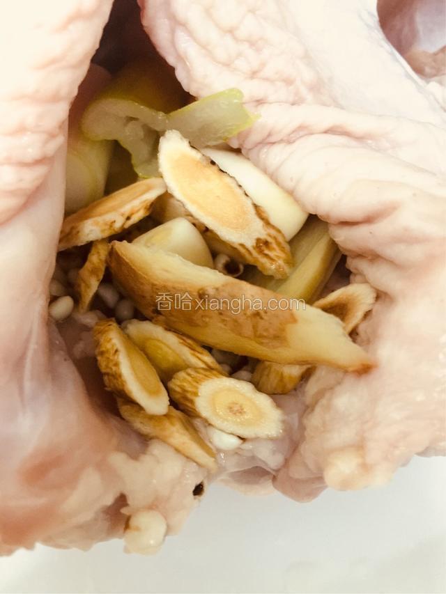 薏米全部塞进鸡肚子，剩下的材料塞一半