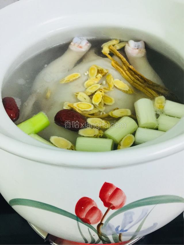 水开后，放入鸡，再放入剩下的一半材料，大火煮开，小火煮1小时