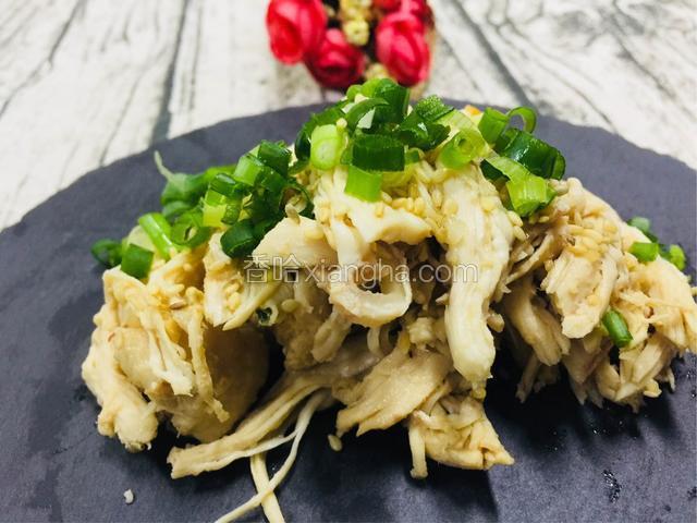 也可以葱油芝麻拌个手撕鸡，一道可以三吃的菜，亲不妨也试试