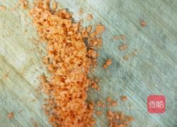 虾皮胡萝卜鸡蛋糕的做法图解1