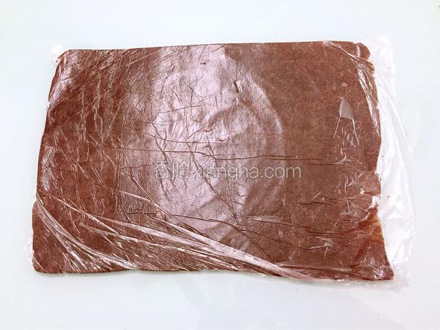 取240克豆沙放入保鲜袋中用擀面杖擀成35*25的长方形，放入冰箱冷藏备用