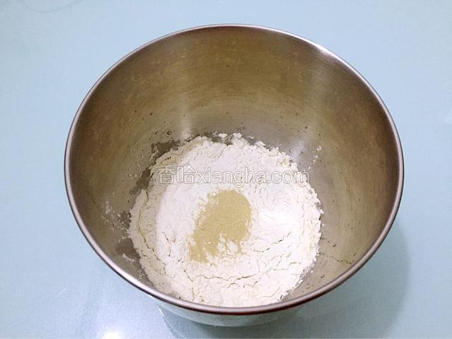 把主材料除了黄油外，都放入和面桶，顺序为牛奶、鸡蛋、糖和盐对角放，然后放面粉，酵母放最上面