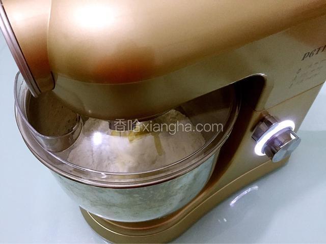 启动一档慢速揉面5分钟，再转二档快速揉面5分钟（共10分钟）