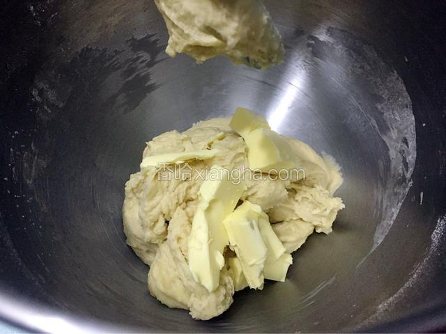 加入黄油，继续启动二档快速揉面10分钟