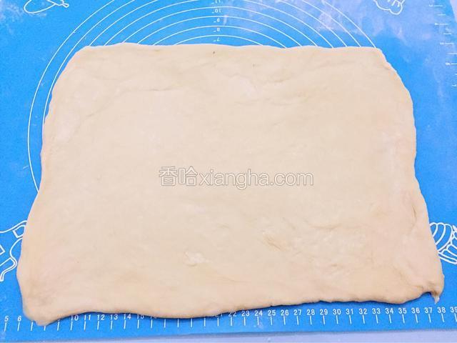 把面团擀成比35*25大一点的长方形