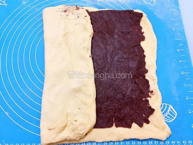 左边往右折叠三分之一，如图