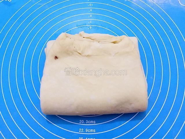 下面往上折叠三分之一，如图