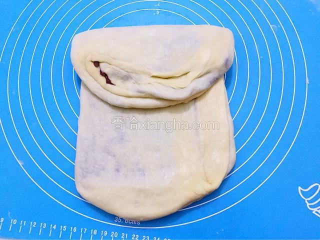 上面往下折叠三分之一