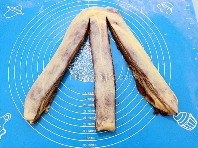用刀切成三部分，上面不切断，如图