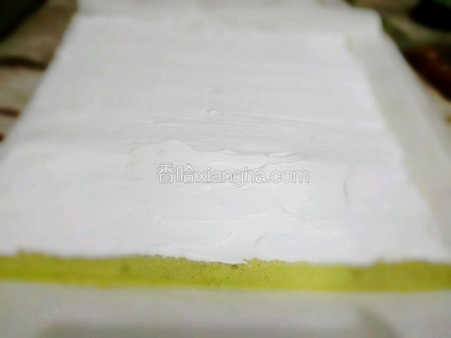 抹平奶油，靠进身体的这面要抹高点，末尾抹少点