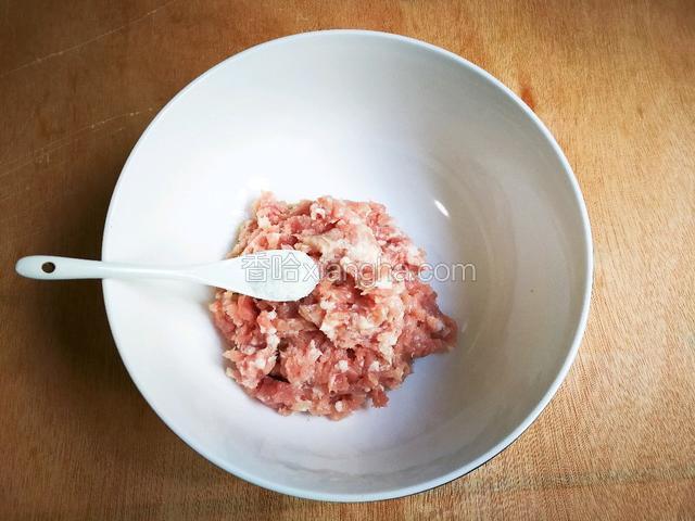 肉末里面放一小勺盐