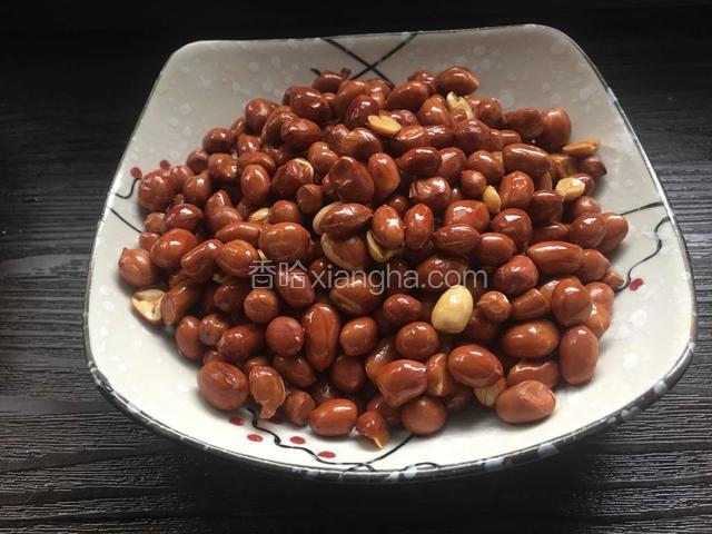 花生米炸之前用冷水过滤下，这样不容易黑掉。起锅备用。黄瓜也用油炸下。
