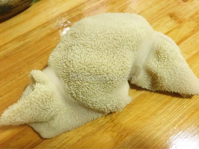 捞出煮熟的羊肚。羊肚汤还可以下次做酸辣羊肚粉丝汤。