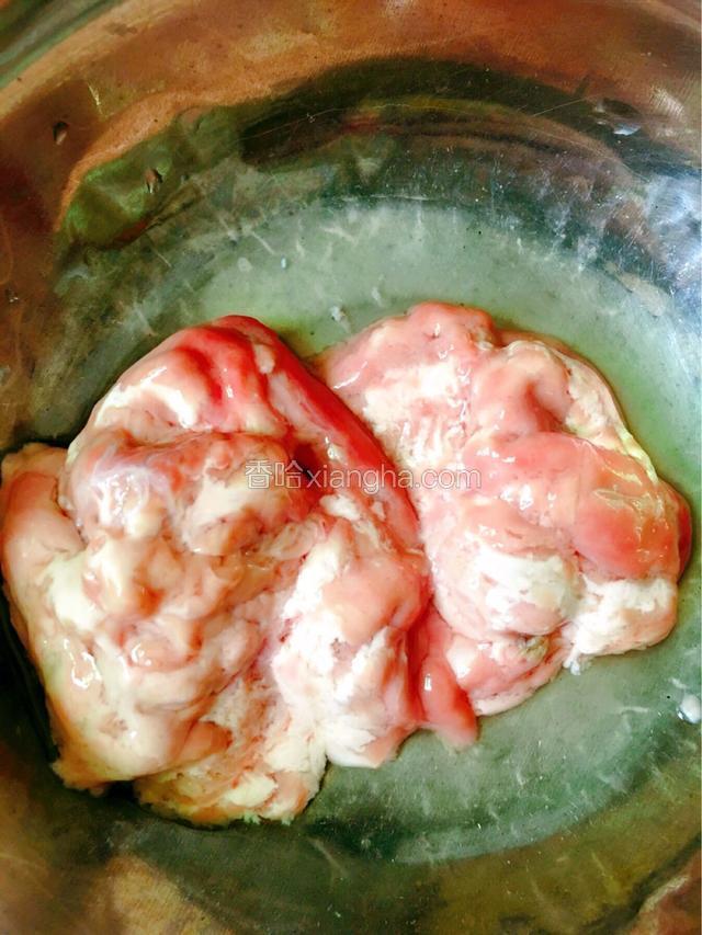 羊头买来的时候叫老板切好块，顺便把羊的牙齿剔除掉。清洗之前先把羊脑取出来放碗里备用，以免焯水的时候碎成渣
