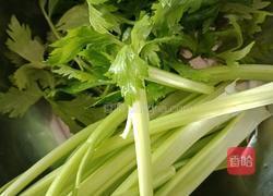 凉拌芹菜的做法图解1