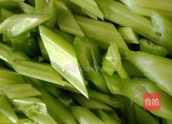 凉拌芹菜的做法图解2