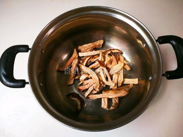 山芋干放入锅中