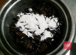 西红柿炒鸡蛋黑木耳的做法图解3