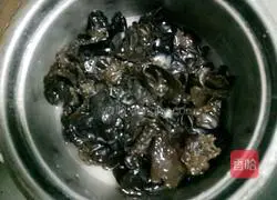 Illustration of how to make black fungus with tomatoes and eggs 4