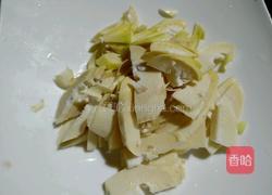 腊肠炒春笋的做法图解2