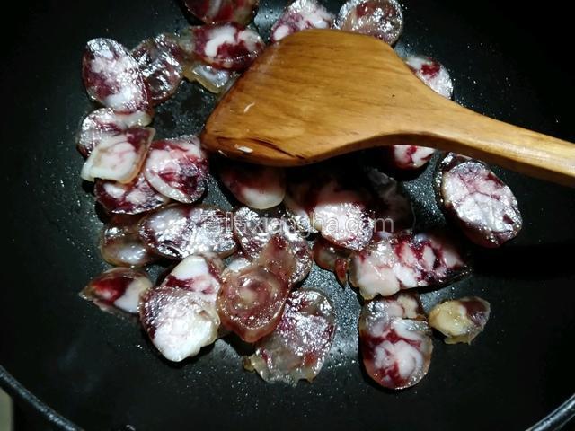 小火放入腊肠煸炒