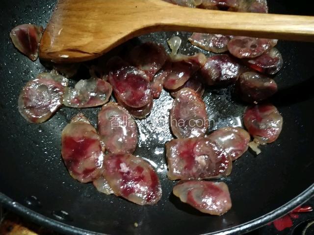经常翻动下腊肠，炒至腊肠变透明即可，不要炒太干了