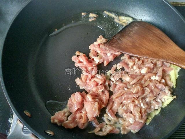 放入肉丝 ，快速翻炒。