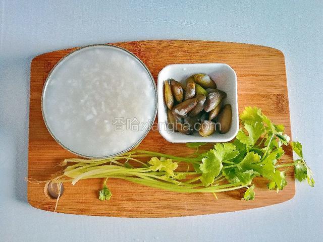 食材准备:蛤仔38克、白粥1碗、芹菜10克