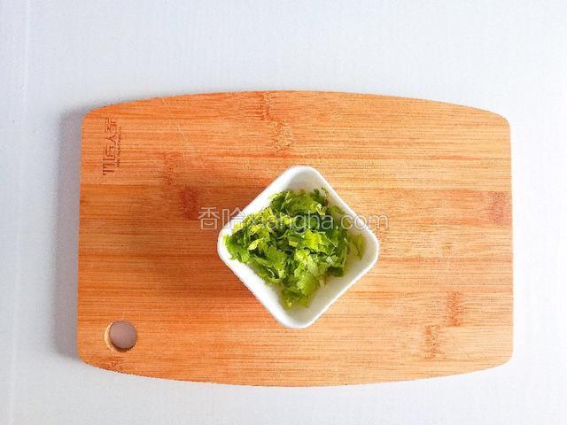 芹菜洗净切成末