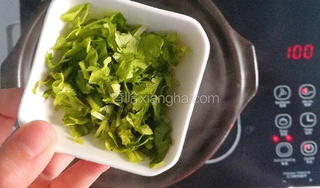 加入芹菜末煮1分钟