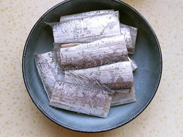 带鱼去头尾，去内脏，洗净剪成约10厘米长的段