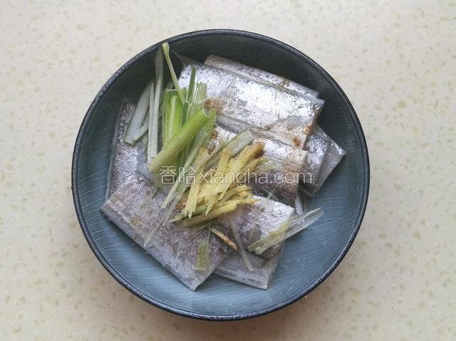 带鱼放入碗中，放入葱姜丝，盐，胡椒粉，淋入料酒，腌制30-60分钟，夏天可以放冰箱冷藏