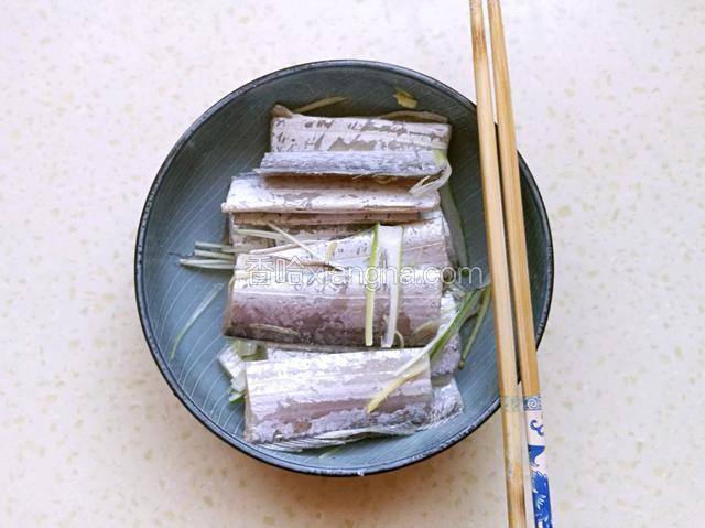 腌制好的带鱼，挑拣出葱姜丝不要
