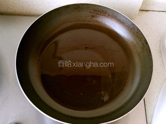 起锅烧热，放油烧热