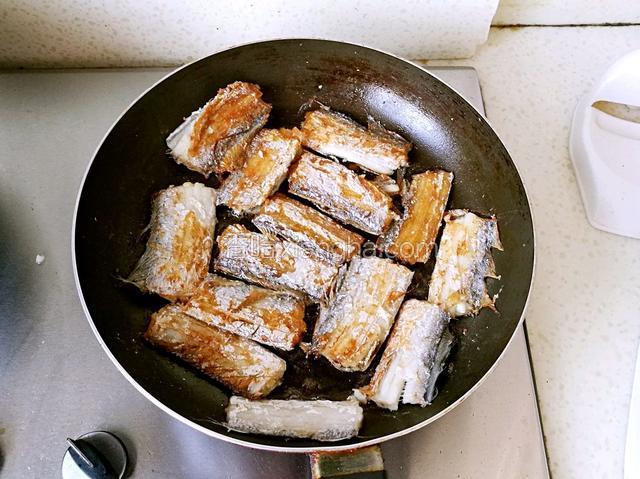一面煎至金黄后翻面，中途可适量添加油，避免煎糊，两面金黄后即可出锅