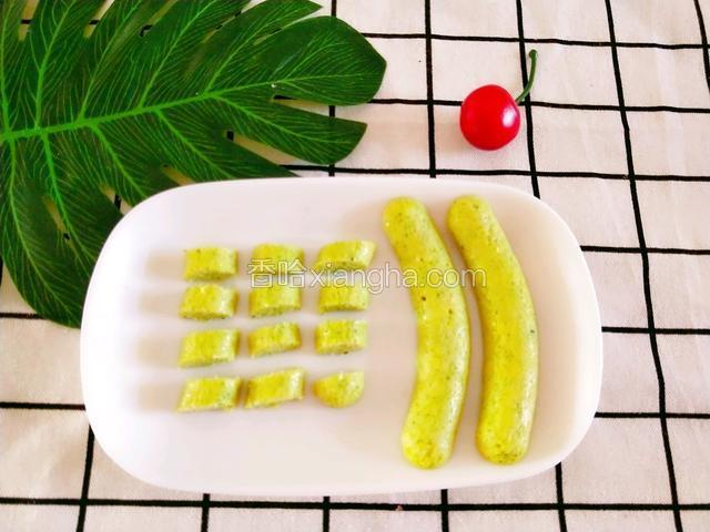切了一点给宝宝吃，当然也可以整根拿着吃