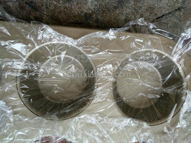我们准备一个烤蛋糕的那种模具，然后铺上一层保鲜膜
