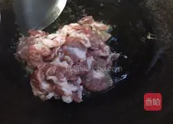 Illustration of how to make three-color fungus meat slices with pickled peppers 9