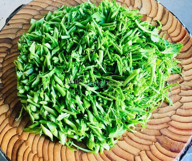 把沥干水份的油菜花苔切成4厘米左右的斜段。