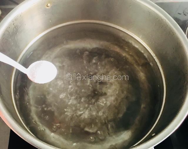 锅中烧开水后加入一勺盐。