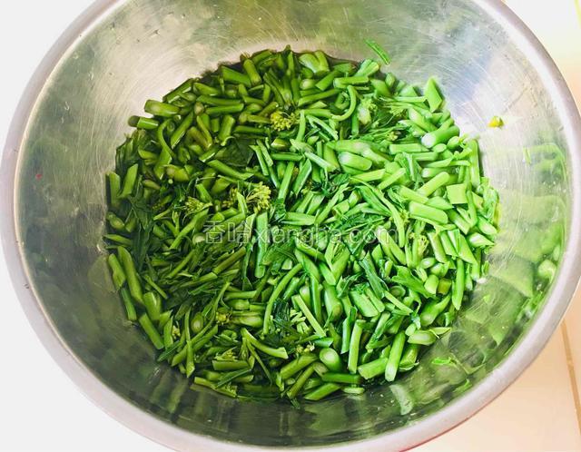 用手轻轻将菜苔压平实。