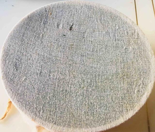 取一块潮湿的纱布把装冲菜的盆盖住。