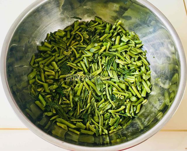 过一夜后冲菜就很冲了！用鼻子闻一下会把你眼泪都冲出来。