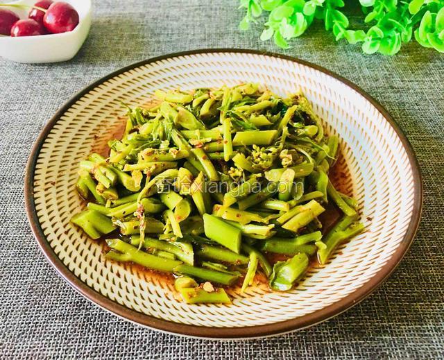 揽好的冲菜装入密封容器里放冰箱冷藏后再拿出来凉拌着吃，非常美味爽口。