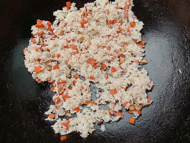 加入米饭炒两分钟