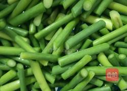 瘦肉炒蒜苔的做法图解2