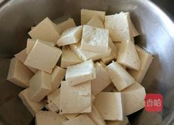 葱段烧豆腐的做法图解1